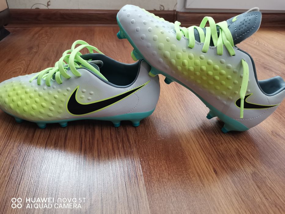 НОВИ Оригинални бутонки Найк