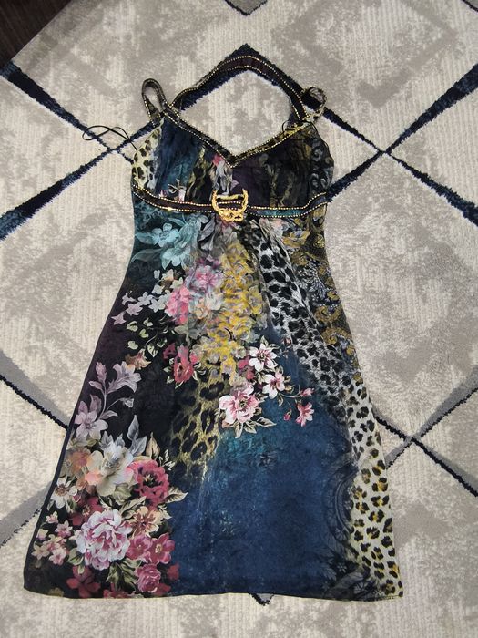 Oldida katta toshi bor