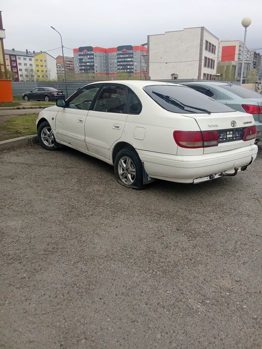 Автомобиль тоета Карина Е