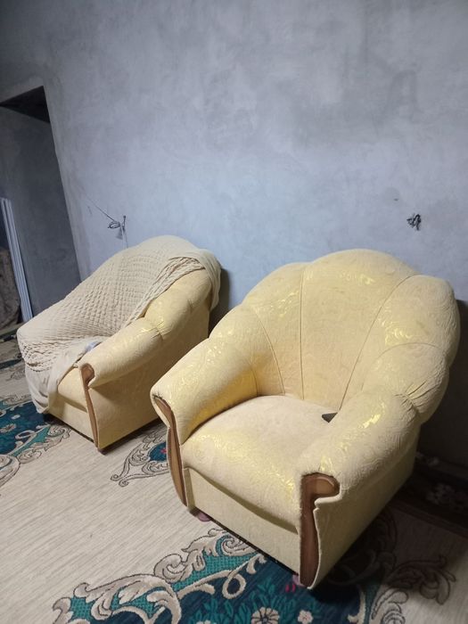 Диван и два кресла.