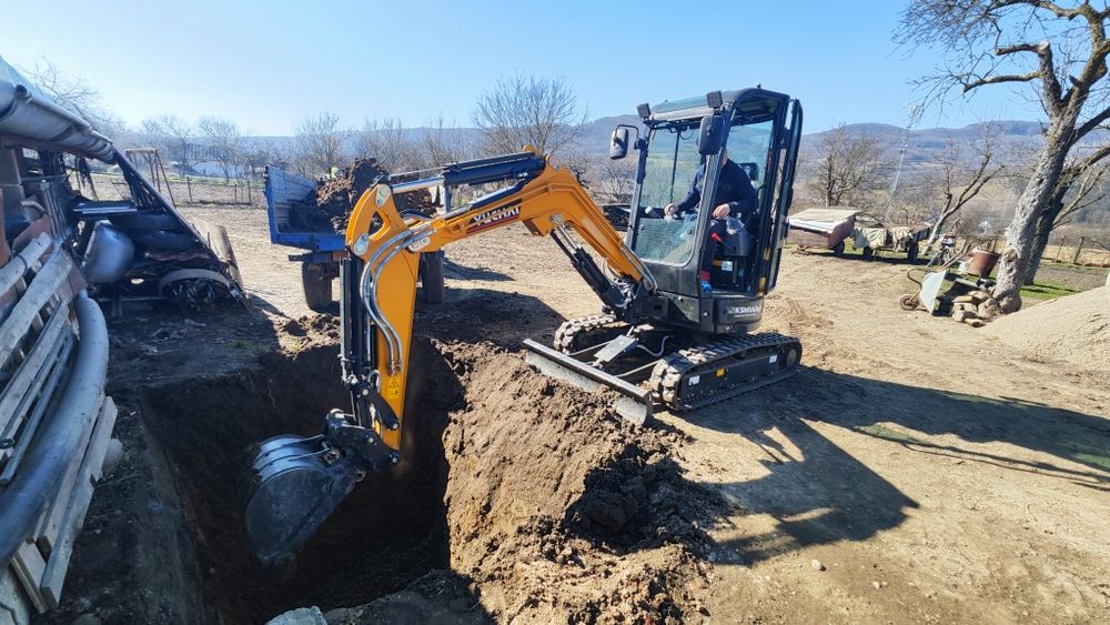 Lucrări cu miniexcavator 2,7 Tone