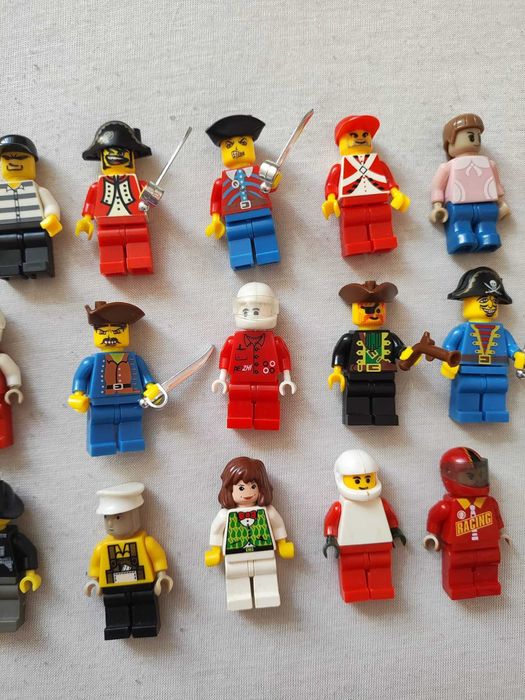 Лего различни фигурки и киндер играчки от яйца