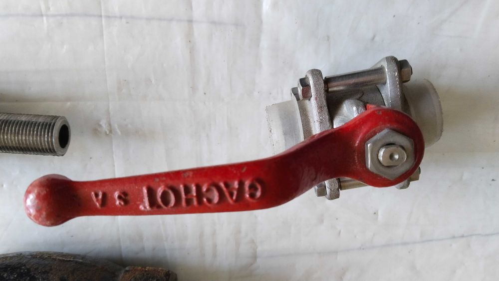 Кранове за вода спирателни и манометри