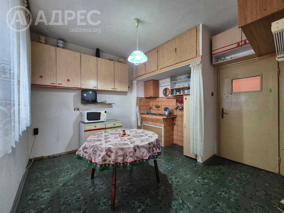 Тристаен апартамент, Център, 82 кв.м., ет. 2/4, тухла