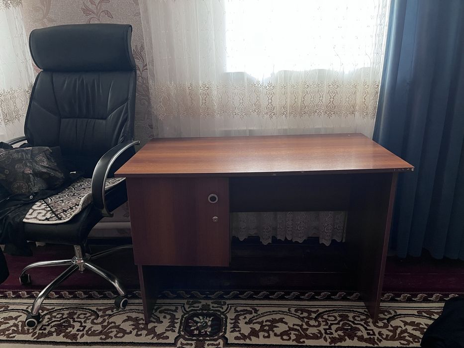 Письменный стол, удобный чтобы делать уроки детям, и взрослым