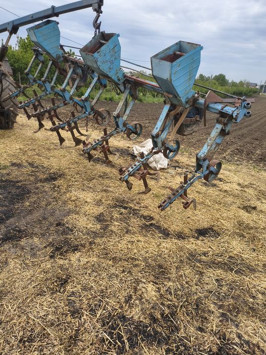Prășitoare/cultivator 6 rânduri cu fertilizare-stare bună