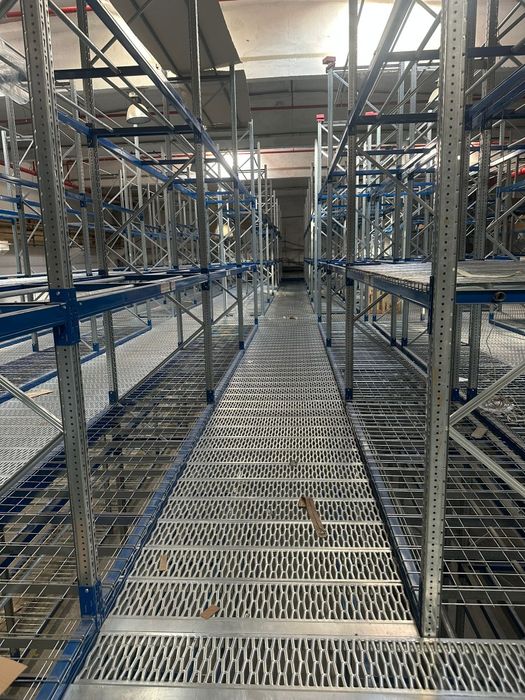 Vând platforma mezanin pe structură de raft la super preț