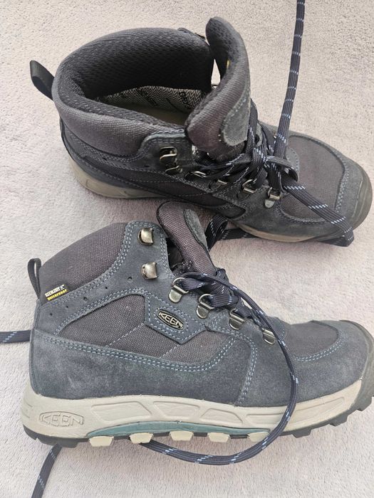 Дамски туристически обувки KEEN