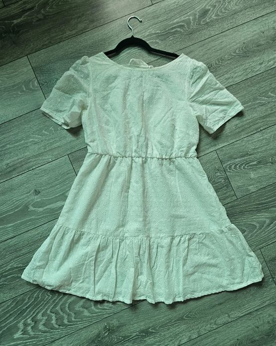 Нова бяла рокля със ефект на гърба (закупена от Sinsay) не е налична