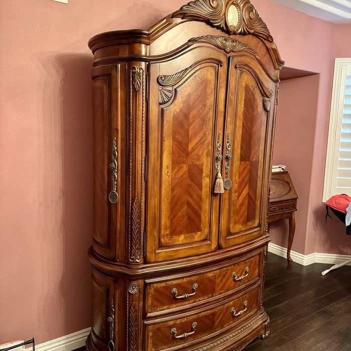 Mobilier lemn masiv Michael Amini Aico