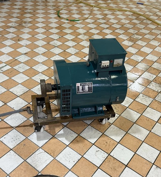 Генератор матор сотилади 220 V 30 КВ кам ишлаган