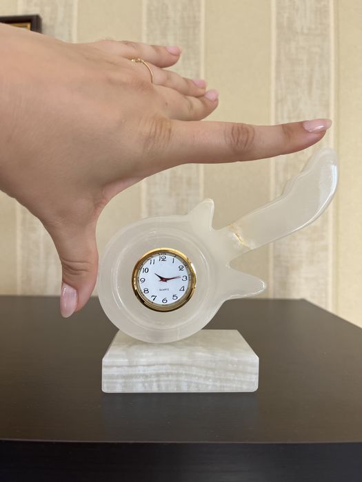 Елегантен часовник мрамор и месинг