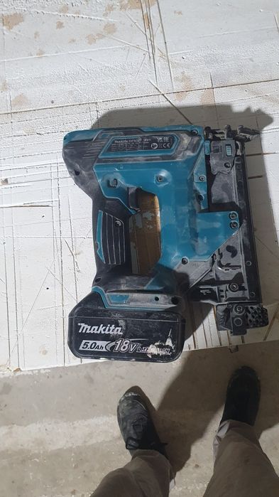 Pistol cuie Makita DFN350