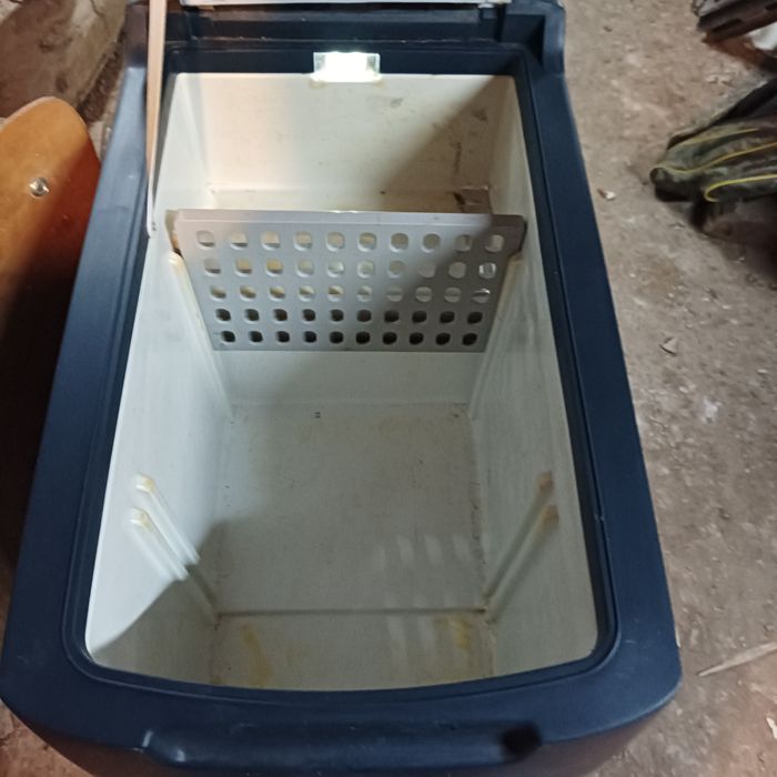 Хладилник Фризер за кола каравана кемпер или камион.