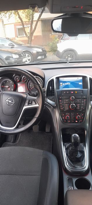 Vând Astra j 1.7