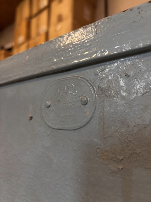 Большой сейф на ключе