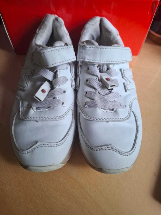 Кроссовки со светящейся подошвой.