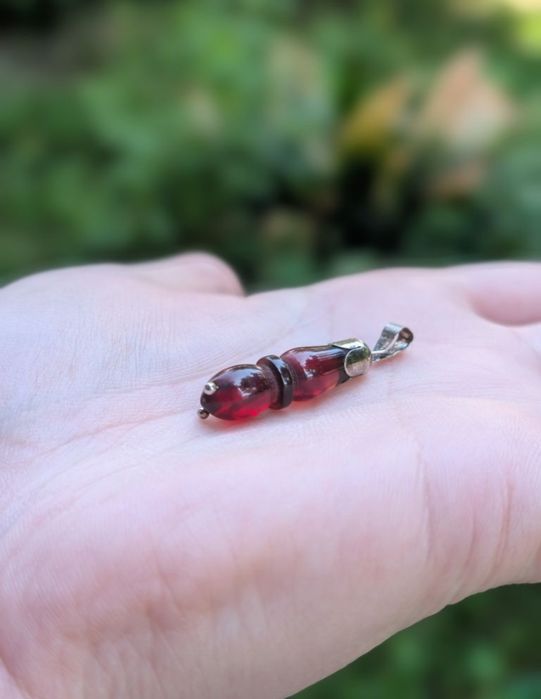 Vechi pandantiv din argint de 925 cu chihlimbar natural presat, cu nuante de cherry rosu