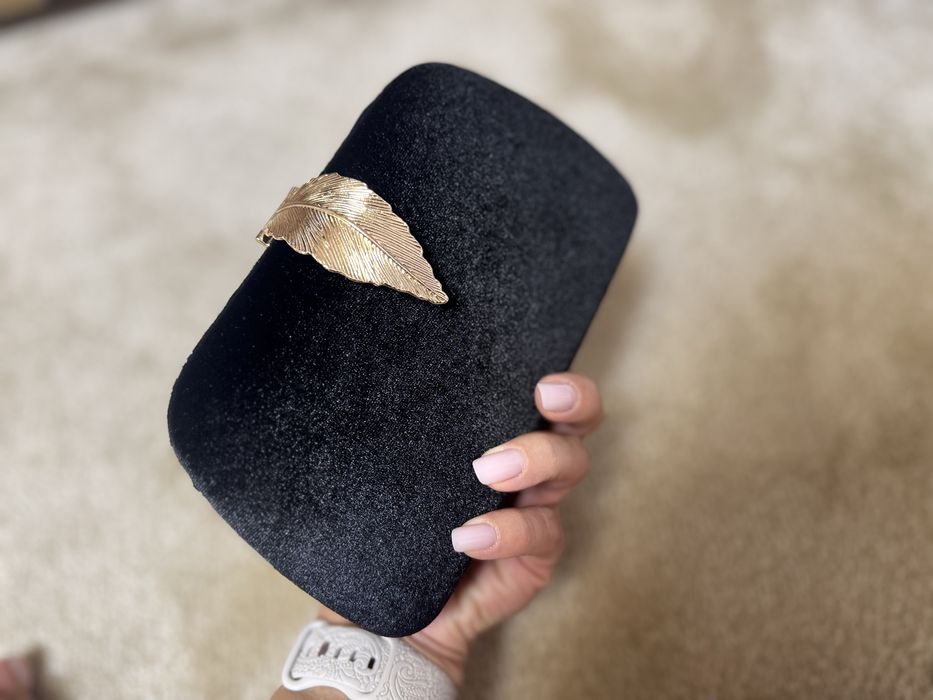 Clutch elegant din catifea cu inchidere decorativa aurie
