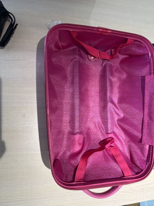 Детский чемодан для девочек розового цвета.