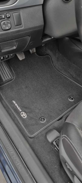 Стелки за Toyota Avensis T27 2009 - 2018 по поръчка