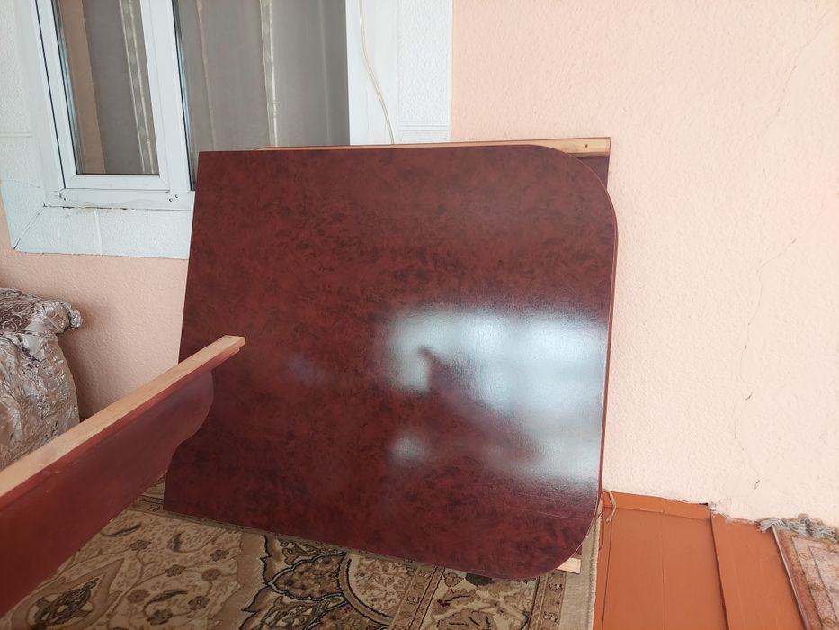 Продаётся красивый стол в зал