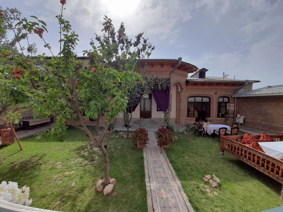 Иззада катта учаска сотилади