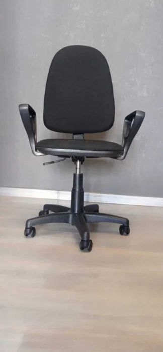 Рабочая зона: письменный стол парта + стул