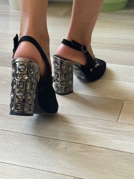 Продам босоножки новые, надела только в офисе оказались маленькие 36р.