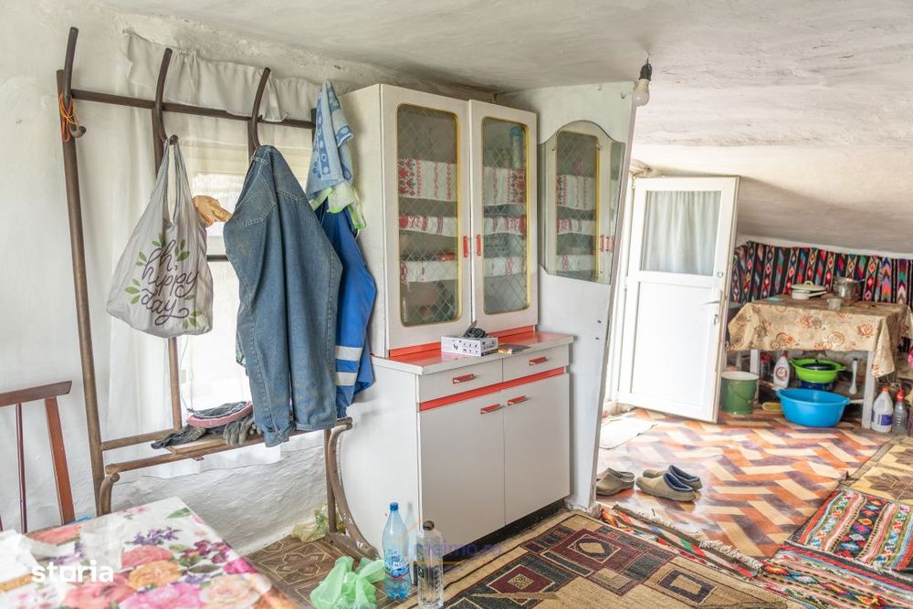Casa din chirpici, bucatarie de vara si 1.34 ha de teren, Ardeoani