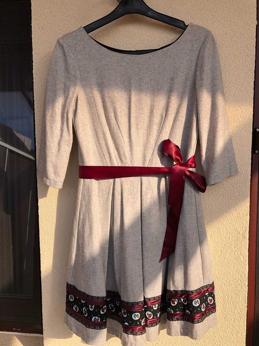 Rochie gri cu bordura vișinie