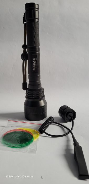 Lanternă tactică cu buton mobil on/of.