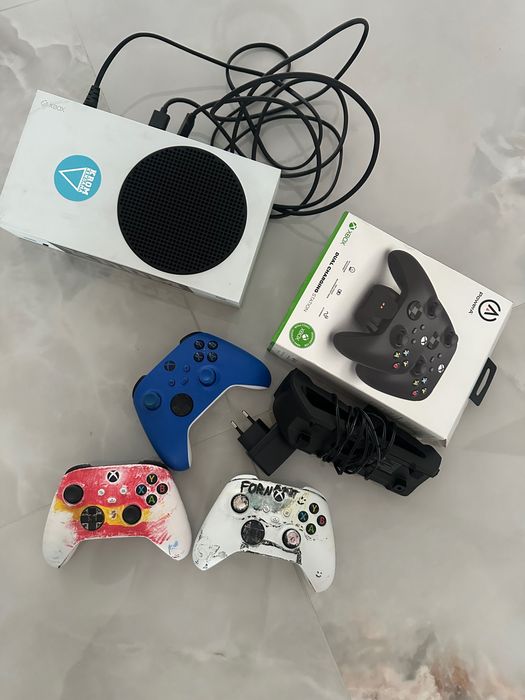 Xbox Series S+3 controlere+ stație de încărcare