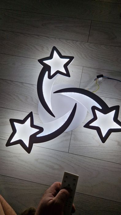 Plafoniera led alba cu telecomanda, model cu steluțe