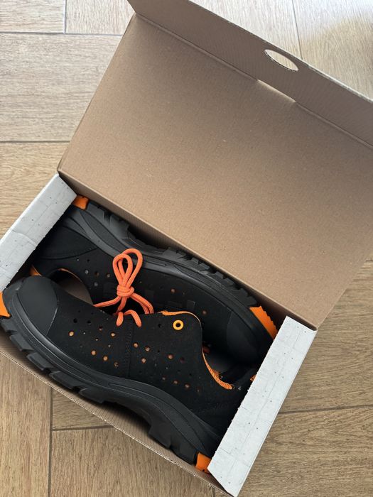 ЧИСТО НОВИ много здрави сейфти обувки за работа, преходи,с подсилено бомбе на пръстите и петата