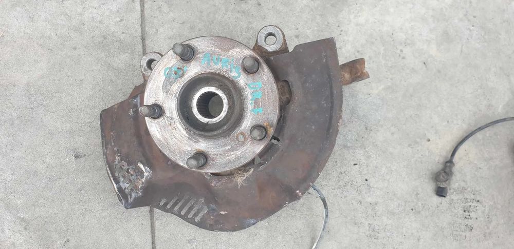 fuzeta dreapta fata  toyota  auris e15  1.4 d-4d 2007