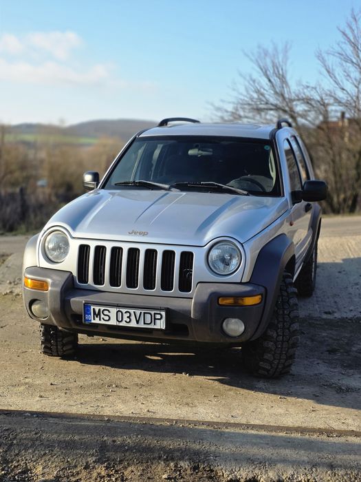 Vând jeep cherokee kj