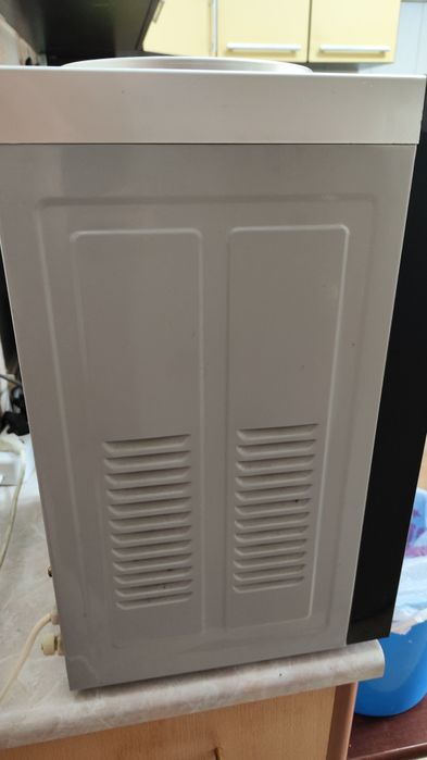 Диспенсер для воды ( кулер)