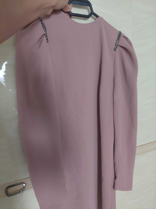 Rochie umeri bufanti