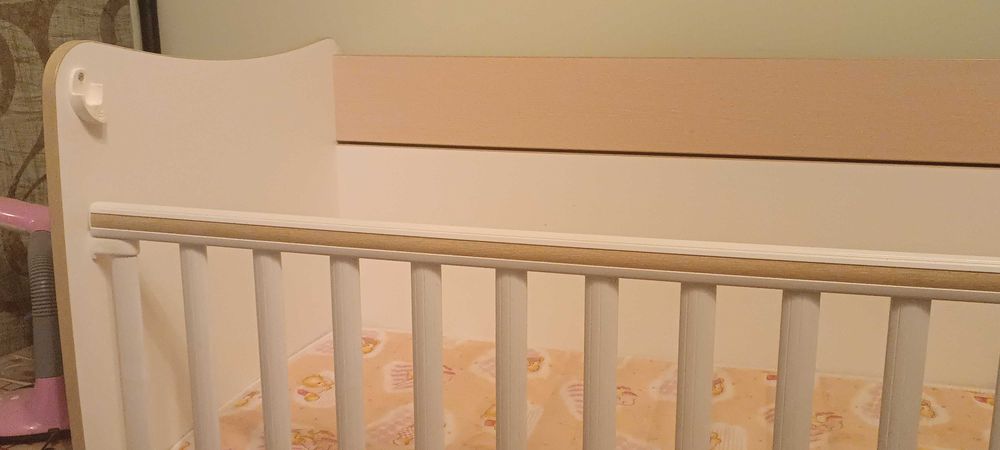 Детска кошара с люлеещ механизъм