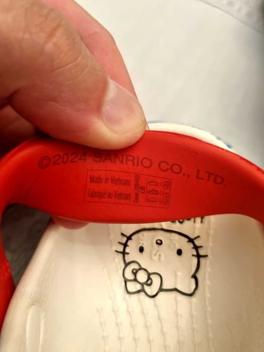 Slapi CROCS Hello Kitty pentru fetite