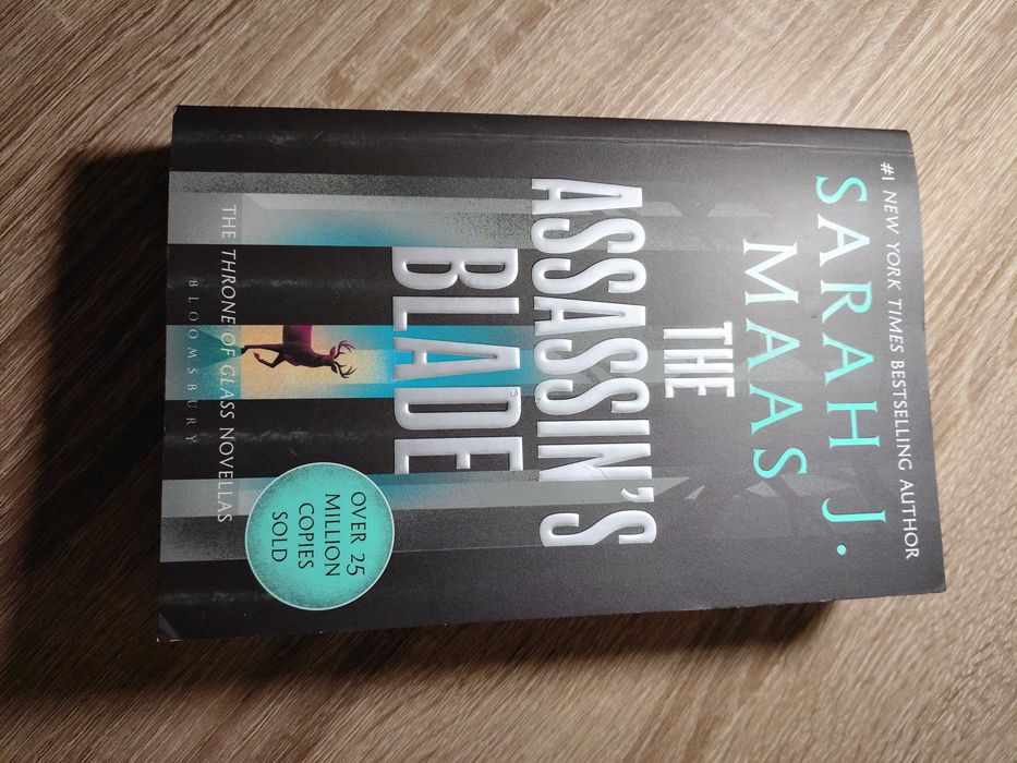 Assassin's blade book (1st book in Throne of glass series). Острието на ассасина (Първа книга на поредицата стъкленият трон)