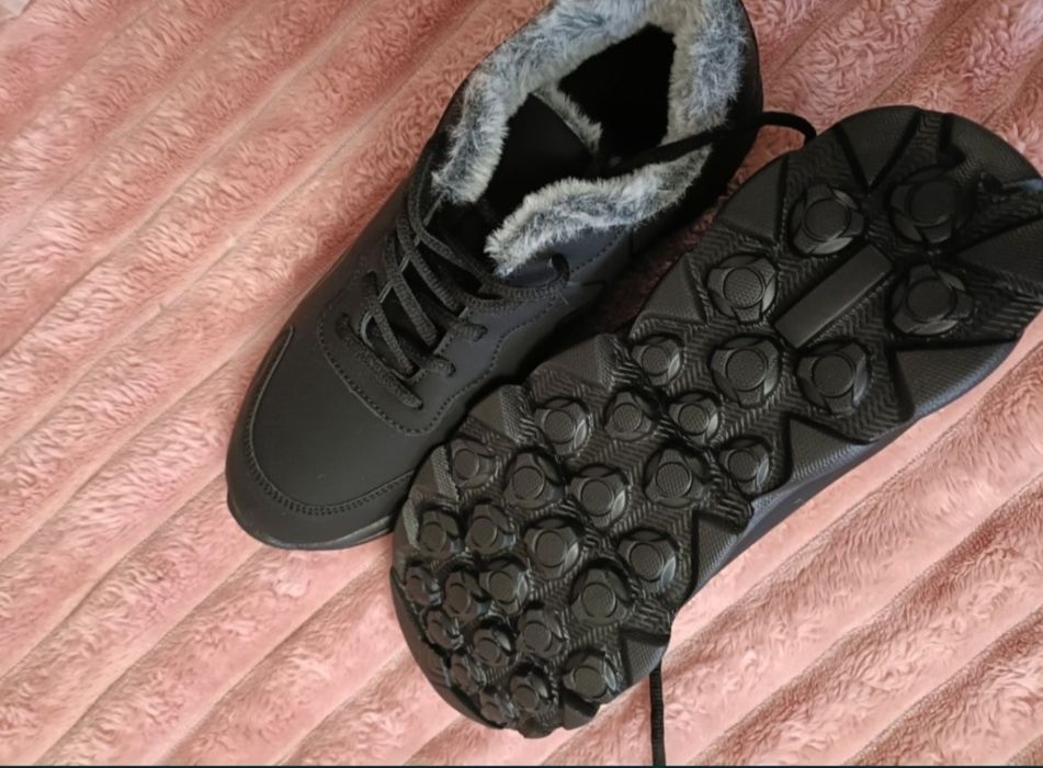 Продам теплые кроссовки. 5000т.