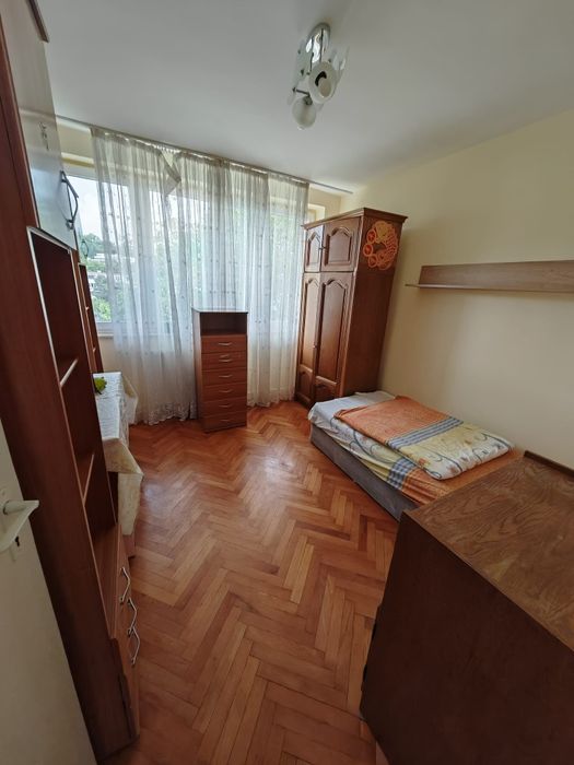 Închiriez apartament 3 camere zona liceului Ghibu