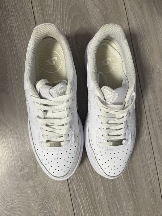vand adidasi nike