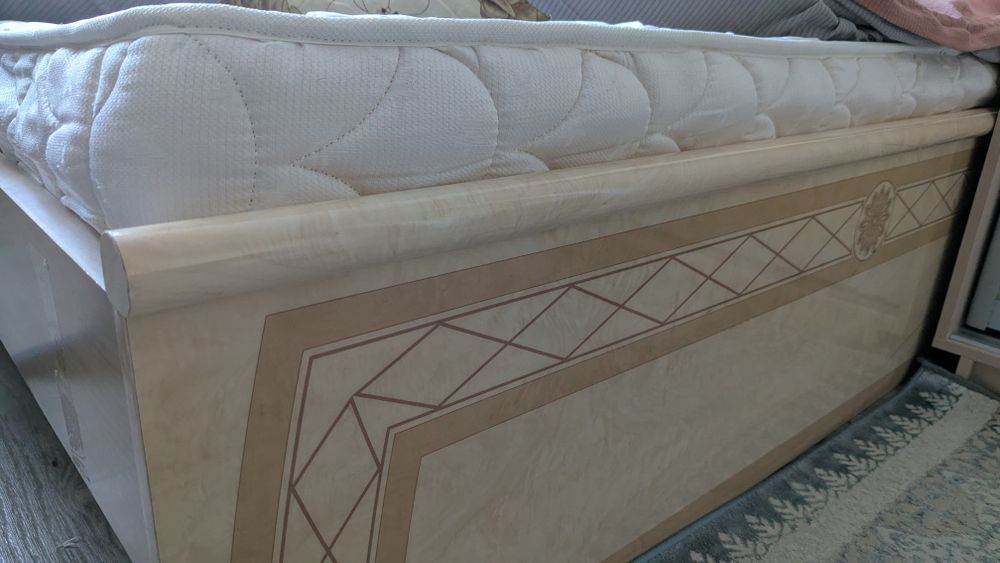 Двухспальная кровать