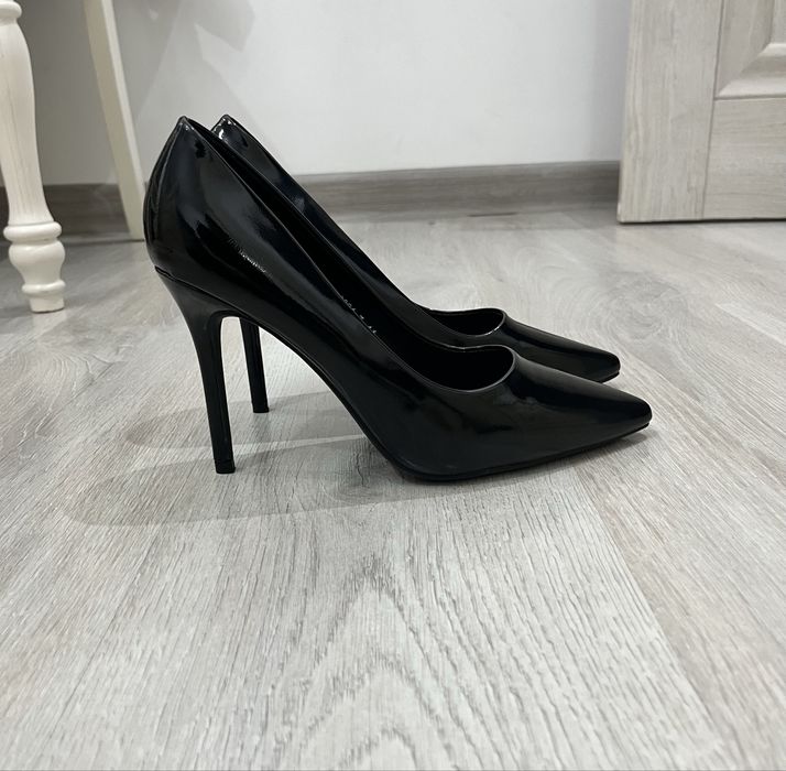 Черные лакированные туфли