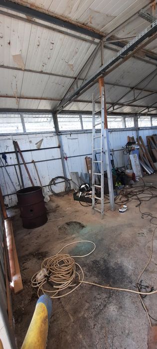 Hala structura metalica cu panouri sandwich geam termopan