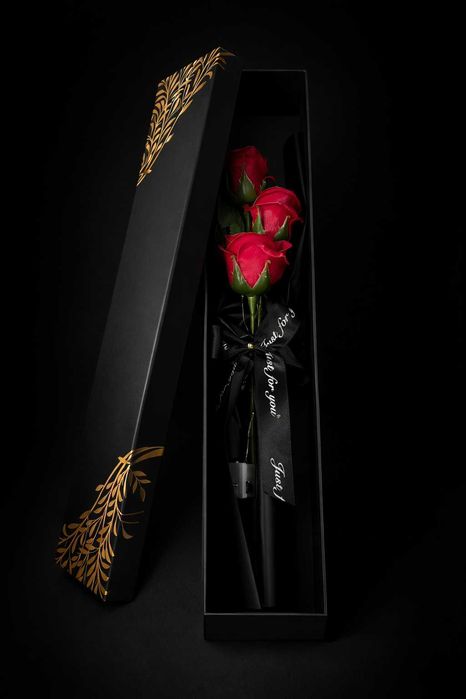 Букет от вечни рози в елегантна кутия с LED светлини