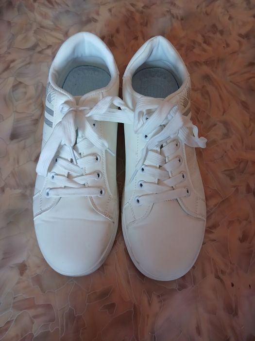Кроссовки белые - 39 размер